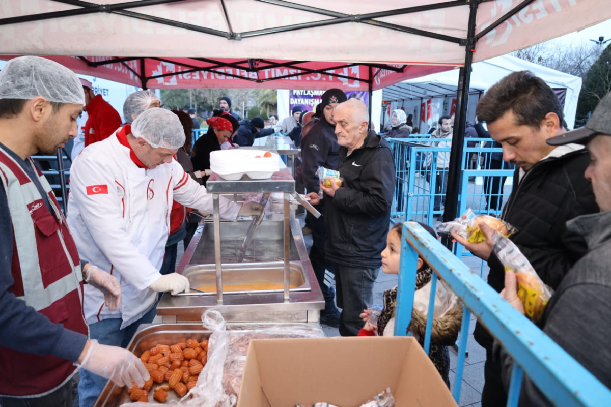 İzmit Belediyesinin Mobil Aşevi, bu sene de iftarda vatandaşları buluşturdu